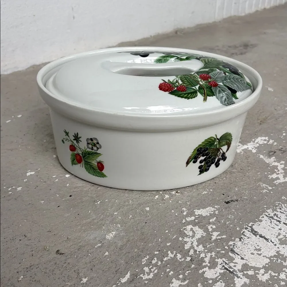 Porcelaine de Paris casserole dish